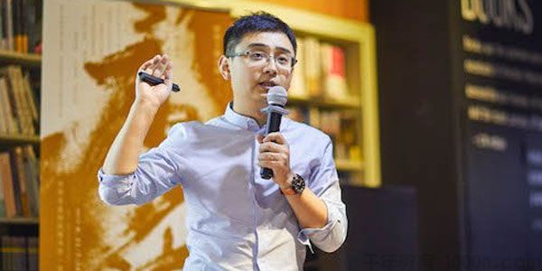 插座学院 大咖自析：六神磊磊读金庸的从零到一