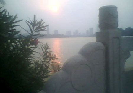 半湖瑟瑟