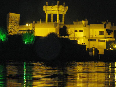夜入南湖