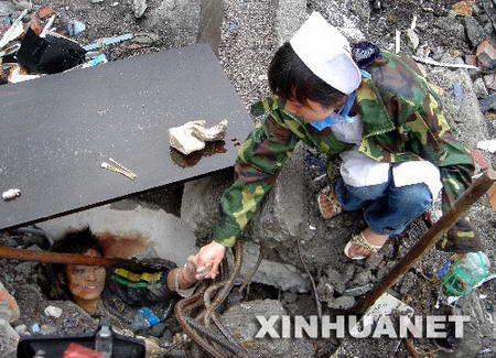 抗震救灾医疗工作者：白衣天使也是白衣战士