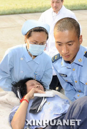 抗震救灾医疗工作者：白衣天使也是白衣战士